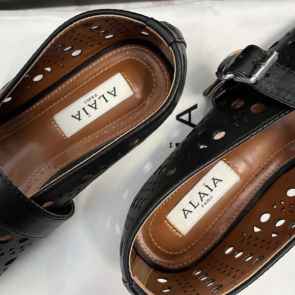 Alaïa Black Leather Hollow Ballet Flats - Picture 4 of 7